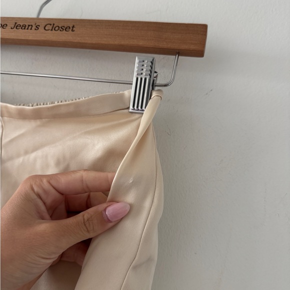 REFORMATION NWT Fern Satin Shorts in Almond XS - Picture 5 of 6